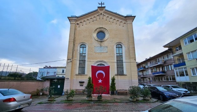 Santa Maria Kilisesi'ne saldırı sonrası dev Türk bayrağı asıldı